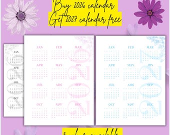 Puede incluir: Conjunto de calendarios imprimibles para 2026 y 2027. Los calendarios están en tres colores: gris, rosa y azul. El texto de la imagen dice "Comprar calendario 2026, obtener calendario 2027 gratis".