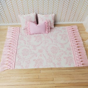 Miniature Dollhpuse Pink and White Floral Rug with Fringe 1:12 Scale