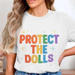 Protect The Dolls Digitaldruck, Regenbogen Schriftzug, inklusive Kunst, positive Botschaft, Puppenliebhaber Geschenk, Empowerment Art, Kinderzimmer Dekor