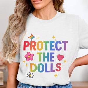 Download digital de "Proteja as Bonecas", gráfico de arco-íris, mensagem positiva, arte empoderadora, decoração de coração com flores, ilustração divertida