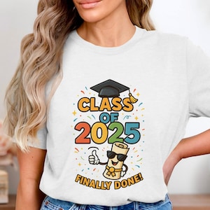 Arte digital de la promoción 2025, diseño de graduación, PNG "Finalmente terminado", diploma de dibujos animados, idea de regalo de graduación, último año, descarga digital universitaria