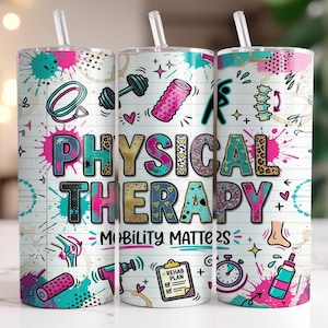 Könnte beinhalten: Drei weiße Becher mit Strohhalmen, die mit einem Thema der Physiotherapie verziert sind. Das Design umfasst die Worte "PHYSICAL THERAPY" und Übungsillustrationen. Der Satz "Mobility Matters" ist ebenfalls vorhanden.