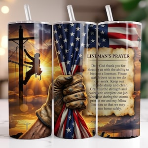 Könnte beinhalten: Ein Edelstahlbecher mit Strohhalm, mit einem Design eines Elektrikers, der bei Sonnenuntergang an einer Stromleitung arbeitet, einer amerikanischen Flagge und dem Text "LINEMAN'S PRAYER". Der Becher hat einen weißen Hintergrund.