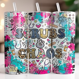 Puede incluir: Un vaso de acero inoxidable con pajita, con la frase "Scrubs & Chaos". El diseño incluye ilustraciones médicas como estetoscopios y jeringas, sobre un fondo de salpicaduras de pintura rosa, turquesa y blanca.