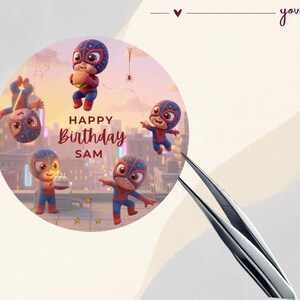 Może przedstawiać: Okrągła kartka urodzinowa z kreskówkowymi superbohaterami w czerwonych, niebieskich i czarnych kostiumach. Napis "HAPPY Birthday SAM" jest napisany ozdobną czcionką. Tło przedstawia krajobraz miejski.