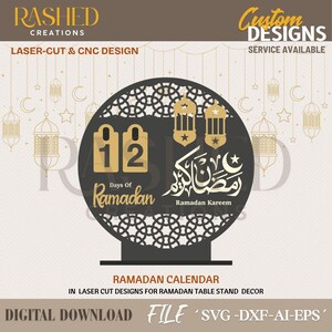 Könnte beinhalten: Ein lasergeschnittener Ramadan-Kalender in kreisförmigem Design. Der schwarz-goldene Tischständer zeigt den Text "12 Days of Ramadan" und "Ramadan Kareem". Das Design umfasst dekorative Laternen und Halbmonde. Der Text "Custom Designs" und "Digital Download File" ist ebenfalls enthalten.
