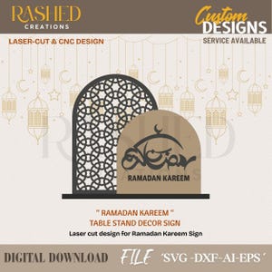 Könnte beinhalten: Ein lasergeschnittener Tischständer für Ramadan Kareem. Das Design zeigt einen dekorativen Bogen mit einem geometrischen Muster und ein beigefarbenes Schild mit arabischer Kalligraphie und den Worten "Ramadan Kareem".