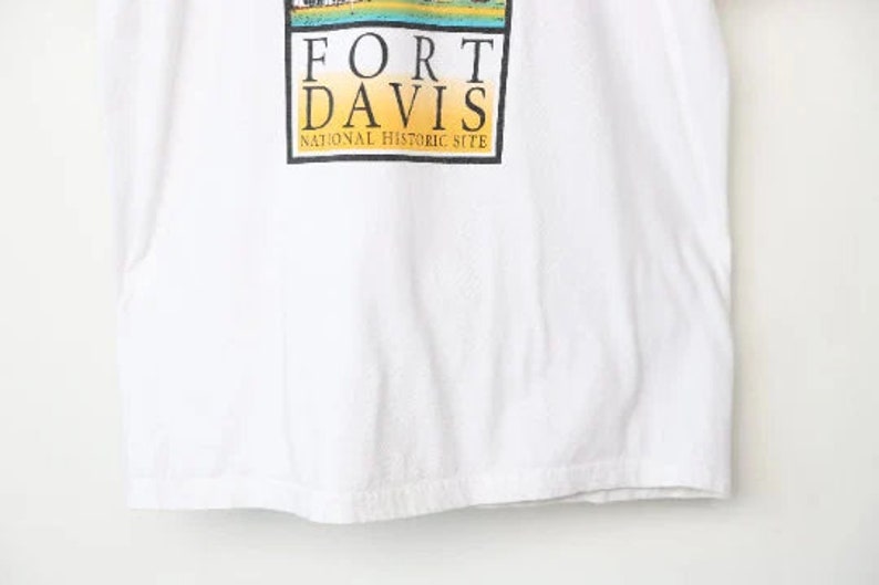 vintage white FORT DAVIS, Texas t-shirt top men's size medium WEST Texas vintage medium t-shirt top image 3