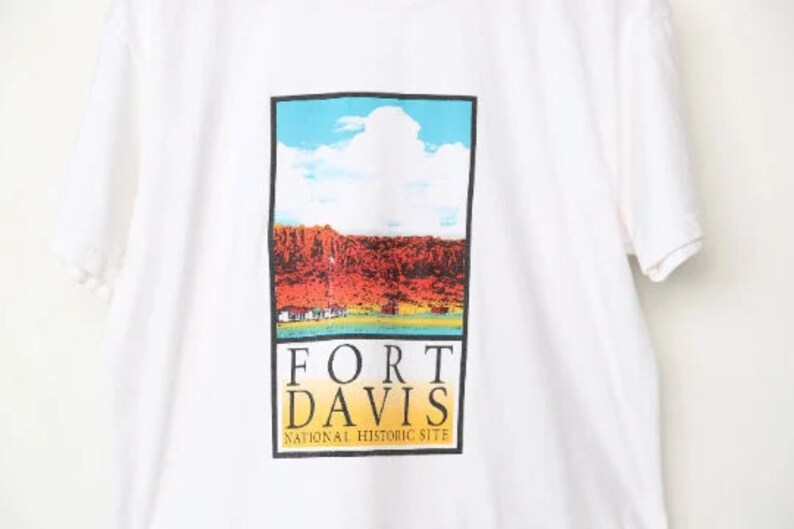 vintage white FORT DAVIS, Texas t-shirt top men's size medium WEST Texas vintage medium t-shirt top image 2