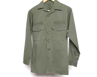 Vintage Militär 1960s 70s olivgrünes/graues abgenutztes Button-Down-Dickies-Stil-Herrenhemd - Größe S - KOSTENLOSER Versand