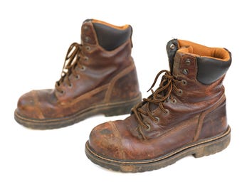 Stivali da combattimento robusti in pelle marrone stile Dr. Martens, taglia 9.5 da uomo, con punta in acciaio - spedizione gratuita negli Stati Uniti.