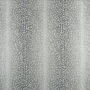 Könnte beinhalten: Ein grauer Stoff mit einem weißen Hirschmuster. Der Stoff hat einen dezenten Glanz und eine strukturierte Oberfläche.