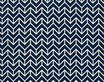 Könnte beinhalten: Ein Stoff mit geometrischem Muster in Marineblau und Weiß mit einem Chevron-Design.
