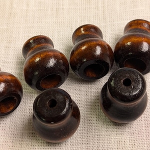 Träklocka med tofs i valnöt, persienner