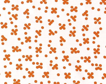 Funda de almohada de lino con lunares abstractos en color naranja y polen de Christopher Farr