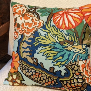Funda de almohada de lino con diseño de dragón Schumacher color aguamarina de Chiang Mai, todos los tamaños