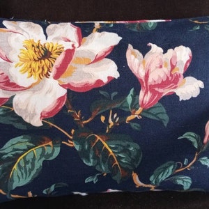 Funda de almohada Payne & Co. de tela de corteza vintage con flores de magnolia en azul marino y crema, MCM