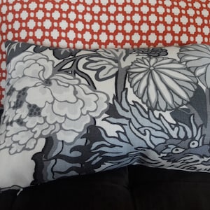 Funda de almohada con diseño de dragón de Schumacher Chiang Mai en gris "humo"
