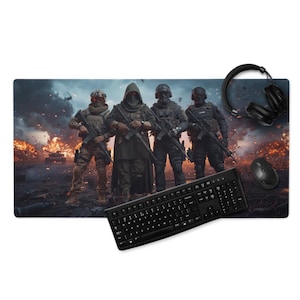 Puede incluir: Alfombrilla de ratón rectangular para juegos con una ilustración digital de cuatro soldados con equipo de combate sobre un fondo de explosiones y guerra. También se ven un teclado, un ratón y unos auriculares negros.