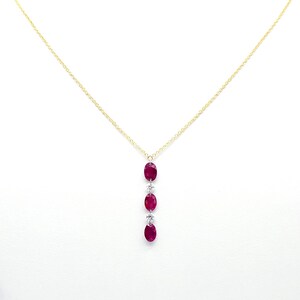 Collar de diamantes y rubíes en oro de 14 quilates: colgante con piedra preciosa de corte ovalado