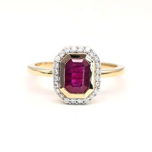 Anillo de oro de 18 quilates con rubí y diamantes talla esmeralda