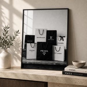 Könnte beinhalten: Ein gerahmter Wandkunstdruck mit einer Sammlung schwarz-weißer Luxus-Einkaufstüten von Marken wie Gucci, Balenciaga, Louis Vuitton, Chanel, Celine, Prada und Saint Laurent, die auf einer dunklen Holztreppe arrangiert sind.