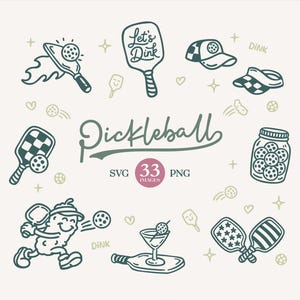 Könnte beinhalten: Eine Sammlung von Pickleball-Illustrationen im handgezeichneten Stil. Das Bild zeigt Schläger, Bälle, Mützen und ein Glas mit Bällen, zusammen mit dem Wort "Pickleball" und dem Text "SVG 33 PNG". Die Farbpalette ist hauptsächlich grün und weiß.