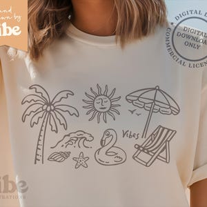 Op de afbeelding: Cr&egrave;mekleurig T-shirt met een strandthema in grijs. Het ontwerp omvat een palmboom, zon, parasol, golf, schelp, zeester, zwaan en een strandstoel. De tekst "Vibes" is ook opgenomen.