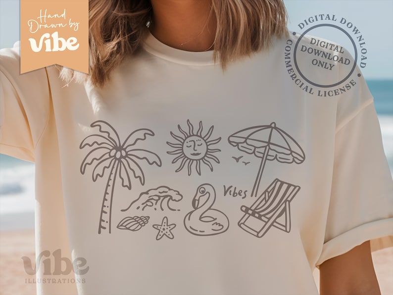 Op de afbeelding: Cr&egrave;mekleurig T-shirt met een strandthema in grijs. Het ontwerp omvat een palmboom, zon, parasol, golf, schelp, zeester, zwaan en een strandstoel. De tekst "Vibes" is ook opgenomen.