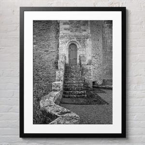 Stampa digitale della porta del castello, foto di architettura medievale in bianco e nero, arte rustica in pietra, fotografia di porta ad arco, decorazione stampabile
