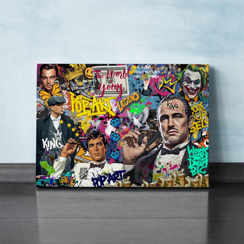Puede incluir: Una impresi&oacute;n en lienzo de estilo pop art colorido que presenta un collage de im&aacute;genes, incluyendo un hombre con traje, un hombre con una corona, un hombre con una mariposa y un hombre con una corona. La impresi&oacute;n incluye el texto "Pop Art Legend" y "The World Is Yours".