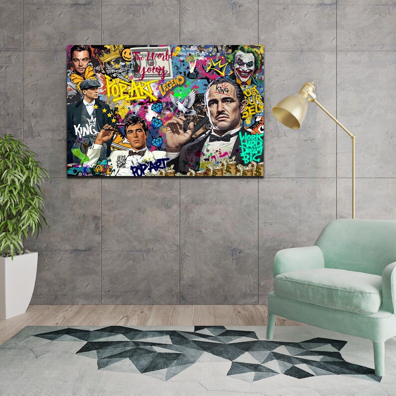 Puede incluir: Una impresi&oacute;n colorida de estilo pop art con un hombre con traje y una corona sobre su cabeza. El fondo est&aacute; lleno de grafitis y texto, incluyendo "Pop Art Legend" y "The World is Yours".