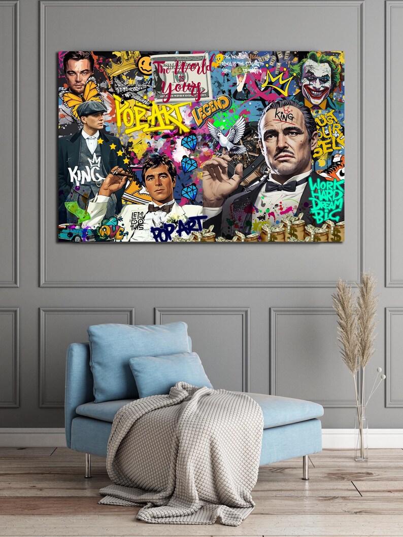 Puede incluir: Un collage de estilo pop art colorido con un retrato de un hombre con traje con las palabras "King" y "Pop Art Legend" en el fondo. El collage tambi&eacute;n incluye im&aacute;genes de una corona, una paloma, dinero y otros iconos de la cultura pop.