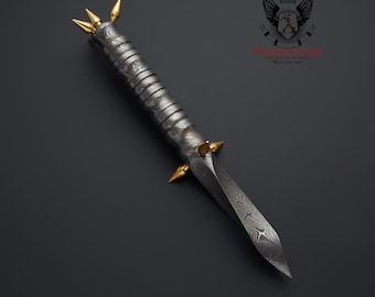 Gepersonaliseerde 10" inch aangepaste gesmede Hunter Damascus stalen tri-dolk met messing pinnen handgesmeed gedraaid patroon Kris Dagger W lederen omslag