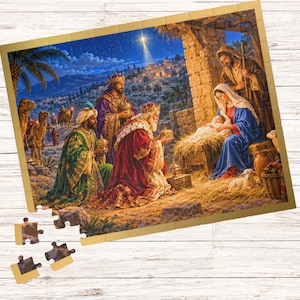 Puede incluir: Un rompecabezas rectangular que representa una escena de natividad con la sagrada familia y los tres reyes magos. La imagen muestra un cielo nocturno estrellado sobre una ciudad, camellos, un cordero y figuras con túnicas, con piezas sueltas.