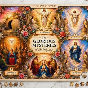 Può includere: Un puzzle in legno con immagini religiose, tra cui scene della resurrezione e dell'ascensione, circondato da un bordo floreale. Il puzzle presenta il testo "The Glorious Mysteries of the Rosary."