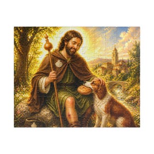 Può includere: Un puzzle raffigurante una scena religiosa. Un uomo con la barba, che indossa un mantello marrone e una tunica verde, è seduto con un cane. Il cane tiene in bocca una pagnotta rotonda. L'uomo tiene un bastone con un pomello d'oro. Una città e un ponte sullo sfondo.