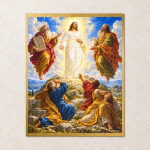Könnte beinhalten: Ein rechteckiges Puzzle, das die Verklärung Jesu darstellt. Das Bild zeigt eine zentrale Figur in weißen Gewändern, umgeben von Licht, flankiert von zwei Figuren in Gewändern, mit drei Figuren in farbiger Kleidung, die auf einem Berg knien.