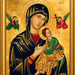Può includere: Un'icona religiosa in una cornice dorata che raffigura una figura con una veste blu scuro con cappuccio che tiene in braccio un bambino con un indumento verde e oro. Due angeli alati appaiono negli angoli superiori su uno sfondo dorato con lettere greche.
