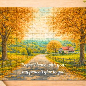 Può includere: Un puzzle completo con un paesaggio con una strada che conduce a una casa. L'immagine mostra alberi con foglie gialle, un campo verde e un cielo blu. Il testo "Peace I leave with you, my peace I give to you" è in basso.