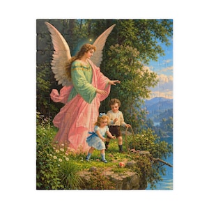 Peut inclure: Un puzzle représentant un ange ailé vêtu d'une robe rose et verte fluide, se tenant derrière deux enfants dans un paysage luxuriant. Les enfants jouent avec un cerceau et une balle près du bord d'une falaise surplombant un lac et des montagnes.