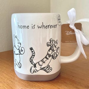 Taza de cerámica de Winnie the Pooh de Rae Dunn – «El hogar está donde sea…»
