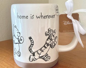 Kubek Rae Dunn Kubuś Puchatek – „Dom jest wszędzie…” Ceramiczny kubek do kawy