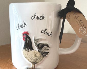 Taza de cerámica con diseño de gallina de granja de Rae Dunn: Taza de café con diseño de cacareo.