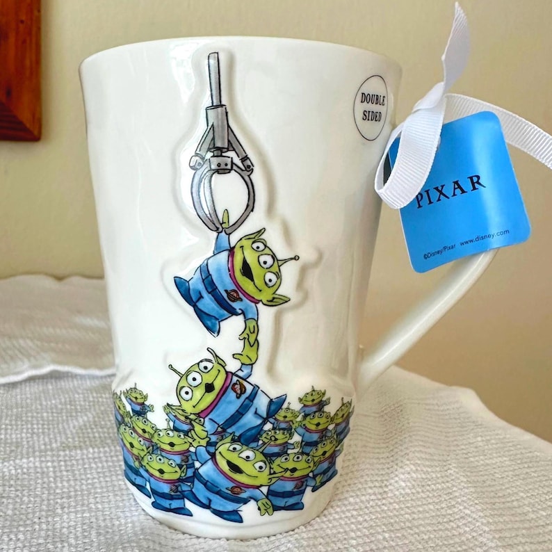 Tasse à café double face Rae Dunn - « La griffe est notre maître » Personnages Disney Toy Story Petits hommes extraterrestres verts image 1