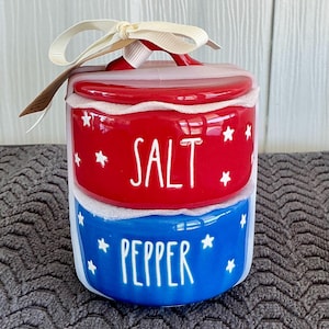 Juego de salero y pimentero apilables Rae Dunn con tapa, decoración patriótica para el hogar en rojo, blanco y azul.