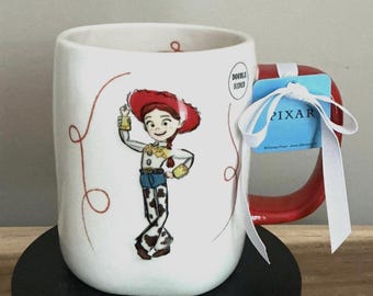 Taza de café Jesse de Rae Dunn: "¡Yee Haw!", el personaje de Jesse de las películas de Disney Toy Story.