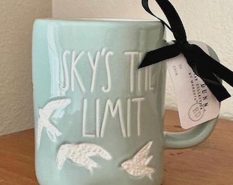 Taza de café de Rae Dunn ‘Sky’s The Limit’