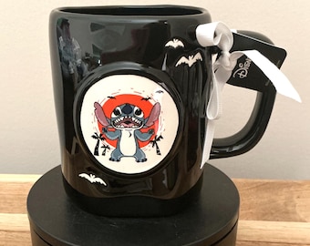 Taza de café de Halloween de Rae Dunn x Stitch de Disney ~ "Travesuras y caos"