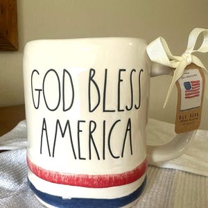 Tazza "God Bless America" di Rae Dunn, ceramica artigianale, ciondolo patriottico